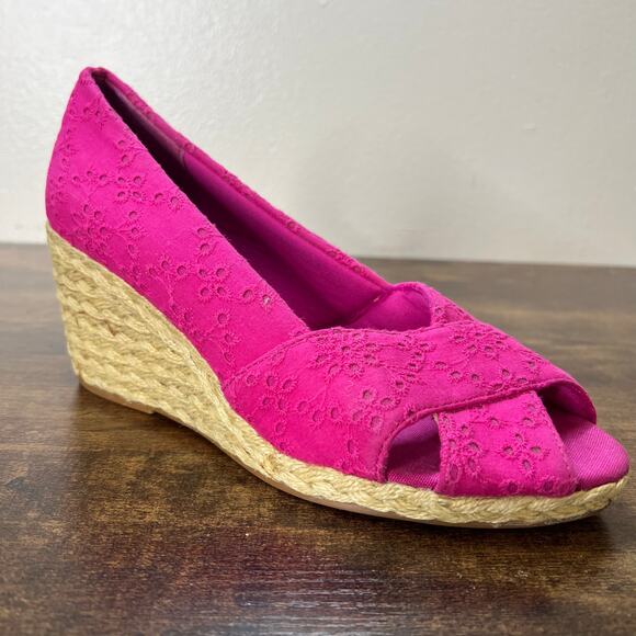 CHAPS Dakota Wedge Sandals 8 Pink Espadrille Peep Toe Eyelet Embroidered Chic - Picture 1 of 10